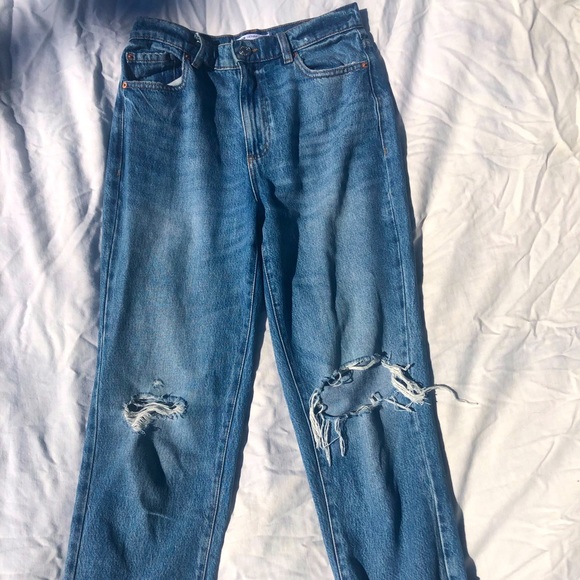 Blue Jean with hole - Picture 3 of 5